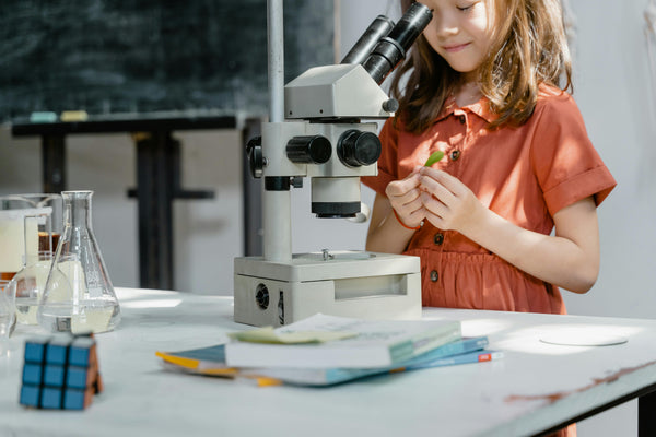 Comment choisir son premier microscope pour enfant ?
